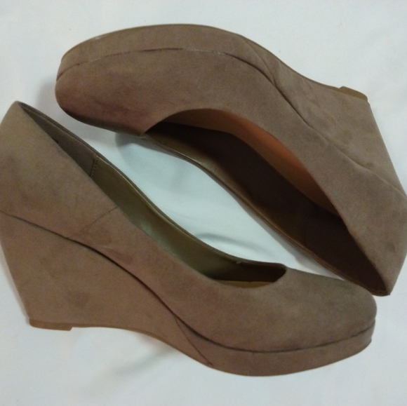 Apt. 9 Shoes - Apt 9 taupe faux suede 3.5" wedge/platform round toe shoes